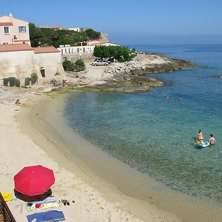 Hotel De La Les Arcades 2*