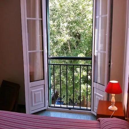 מלון De La Les Arcades 2*