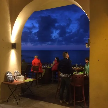 De La Les Arcades Hotel 2*