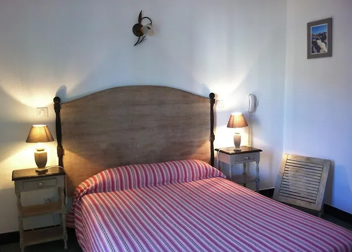 Hotel De La Les Arcades 2*