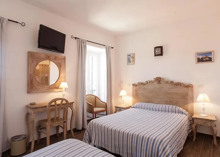 Hotel De La Les Arcades 2*