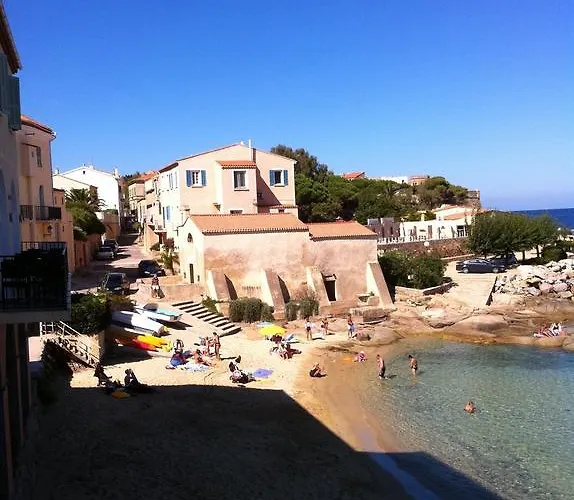 Hotell De La Les Arcades 2*