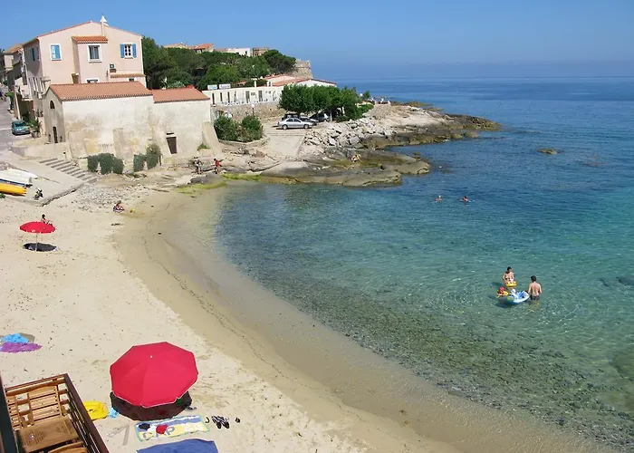 Hotell De La Les Arcades 2*