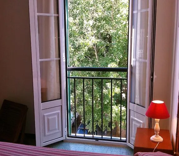 Hotell De La Les Arcades 2*